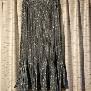 Floral print with pleats.